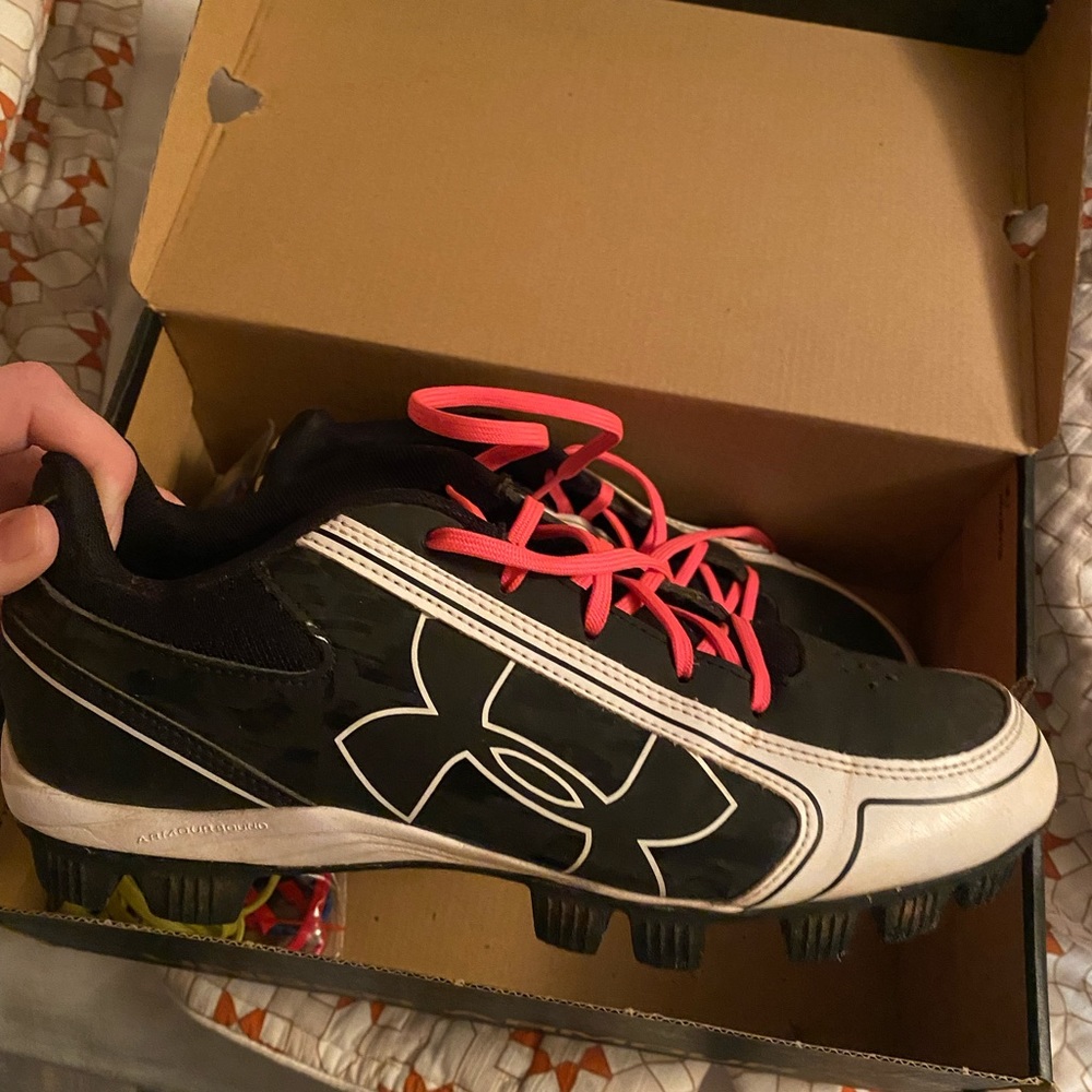 Like New!! (Women’s Softball Cleats)